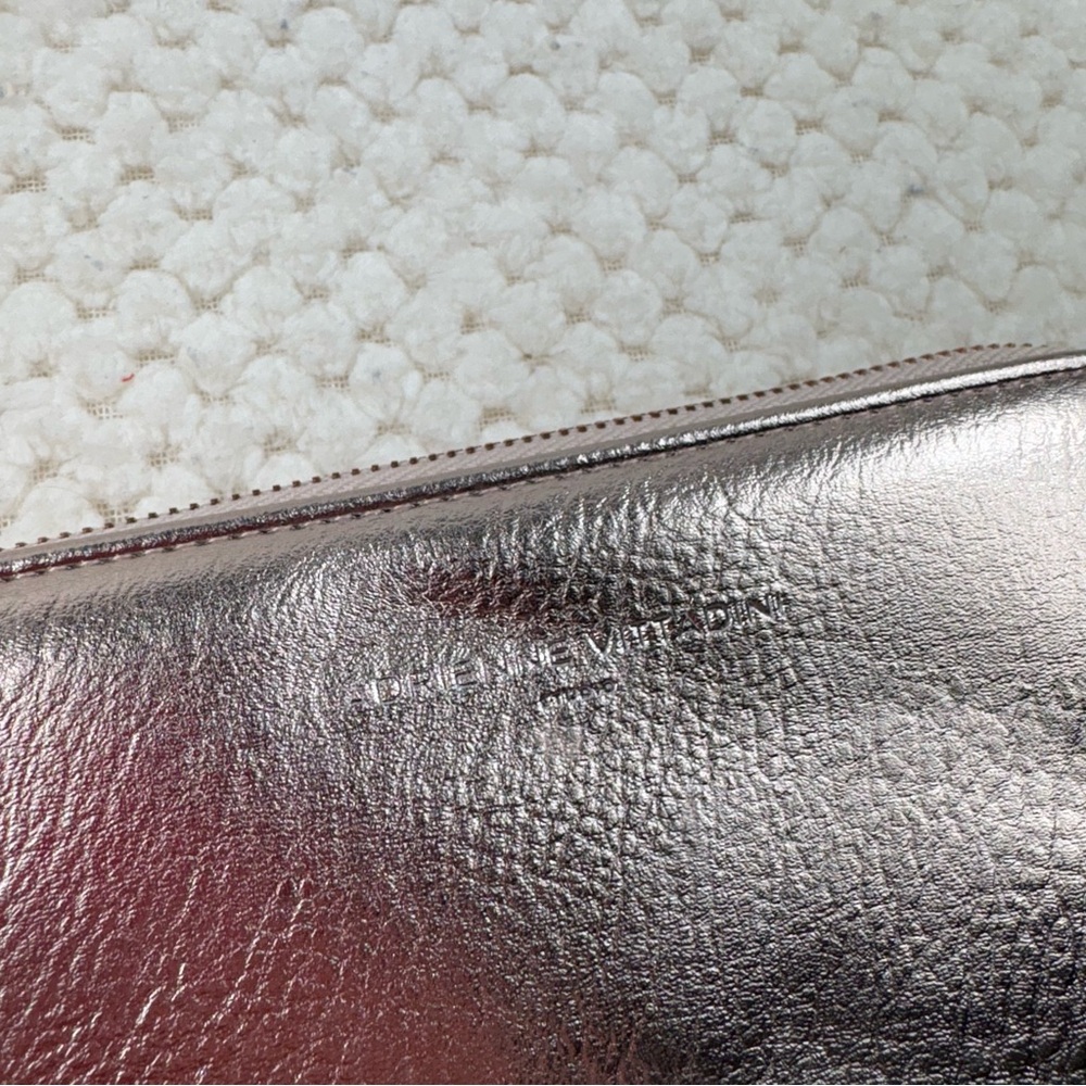 Adrienne Vittadini Rose Gold Metallic Leather Zip Up Charging Wallet Wristlet - Picture 2 of 8